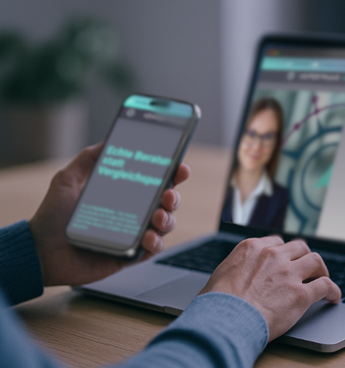Ein Smartphone und ein Laptop auf einem Bild. Das Smartphone wird in der Hand gehalten und auf dem Laptop getippt. Es soll die Verknüpfung verschiedener Endgeräte darstellen. Man sieht die Geschäftsführerin und die Website.