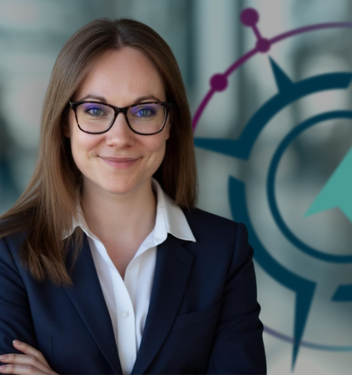 Die Geschäftsführerin, Jennifer Fuchs, lächelt freundlich in die Kamera. Der Hintergrund ist verschwommen und es ist der Kompass aus dem Firmenlogo zu sehen.